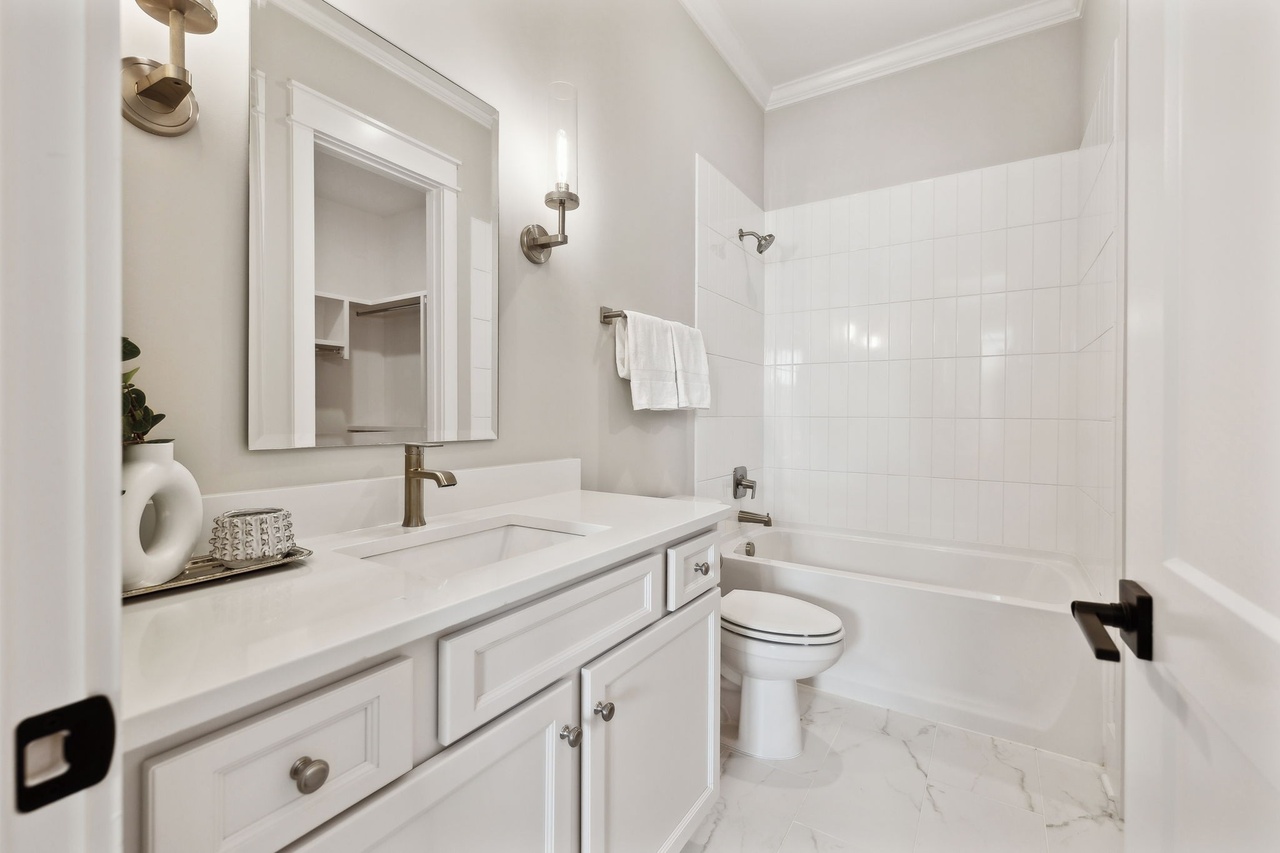Defatta custom home in Murfreesburo bathroom with white walls