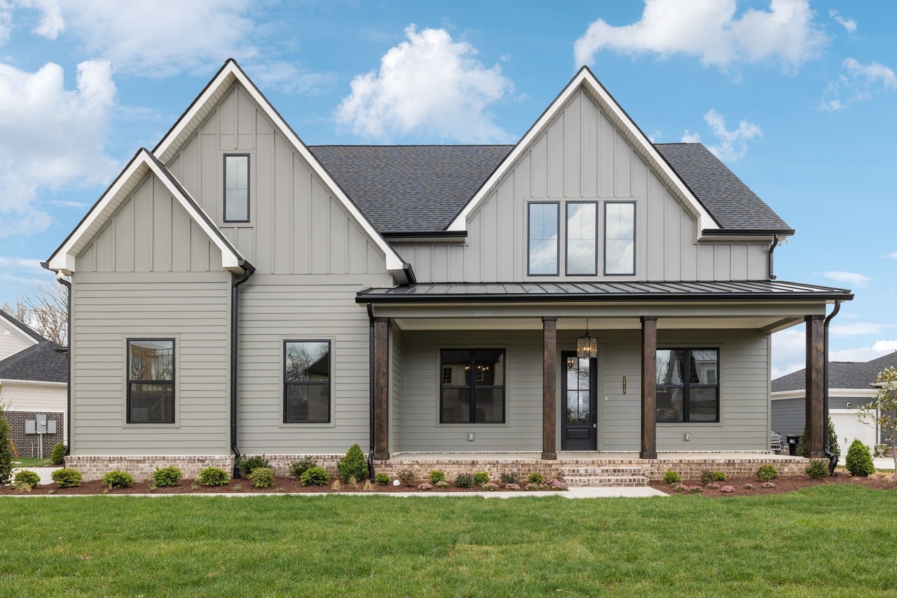 Defatta custom home in Murfreesburo view of front of the house