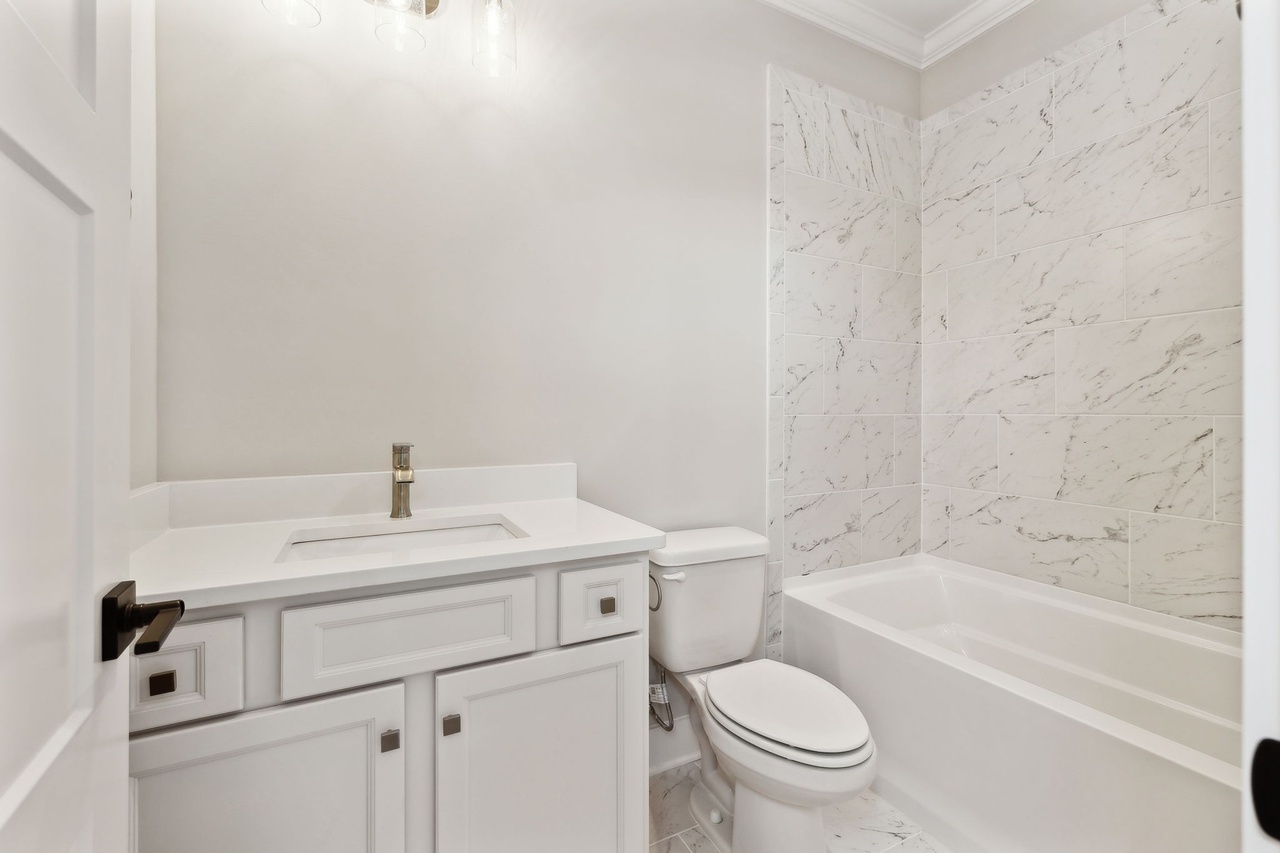 Defatta custom home in Murfreesboro upstairs bathroom with white walls